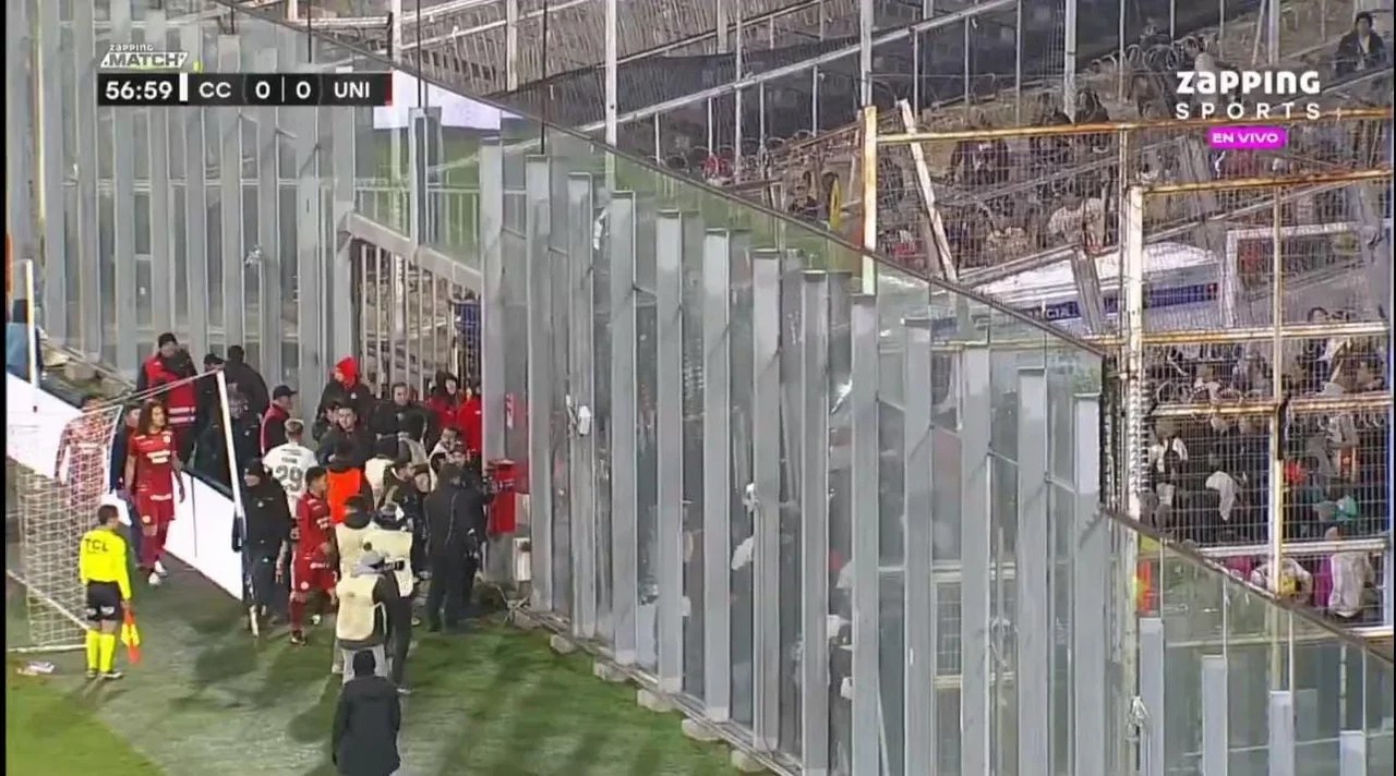 Simpatizantes de Universitario de Perú apuñalaron a un hincha de Colo Colo.