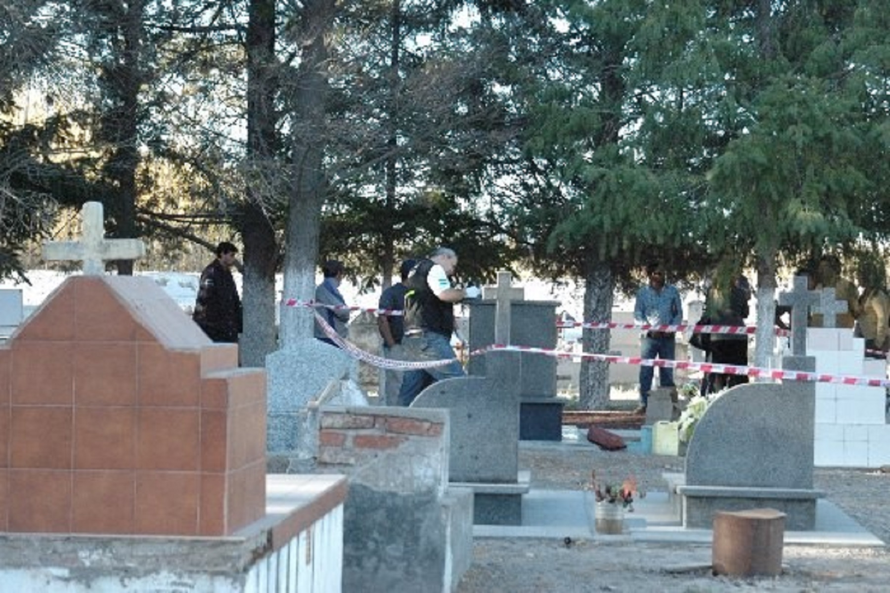 Violentaron una decena de tumbas, doce nichos y media docena de panteones en el Cementerio de Lamarque. Foto: archivo.