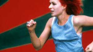 «Corre Lola, corre», la vertiginosa película alemana que fue un éxito en los 90 cumple 25 años y estas son las mejores anécdotas