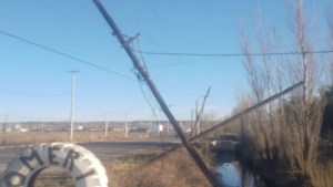 Un camión chocó contra un poste de luz en Plottier: realizarán un corte programado