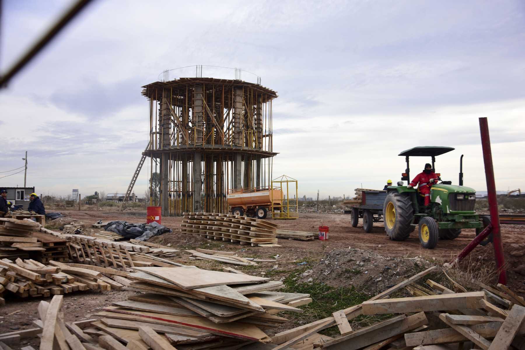 Bases del futuro aprovisionamiento de agua potable en el Distrito 6. Al fondo, los pilares de luz y la avenida Casimiro Gómez (foto Cecilia Maletti)