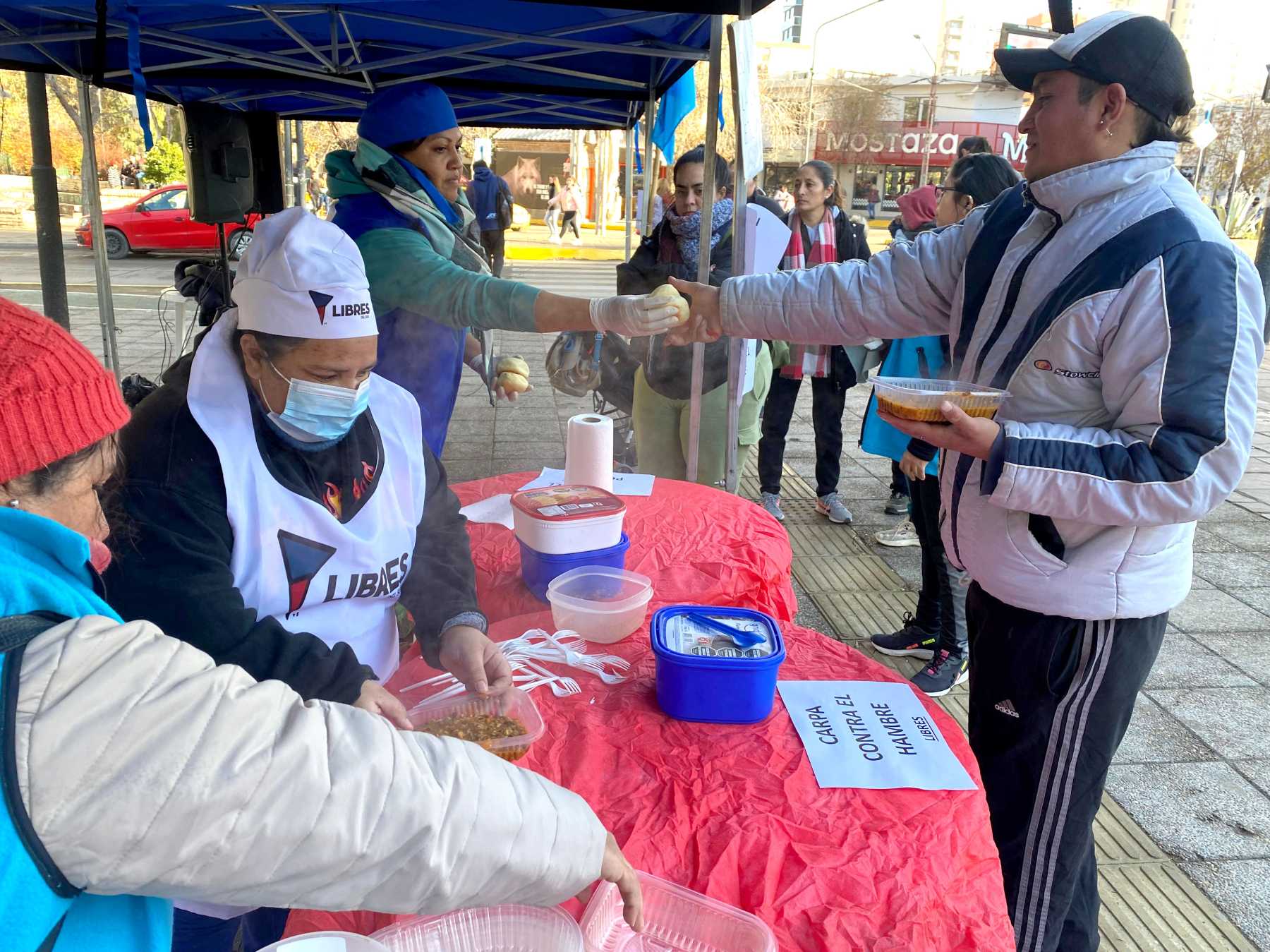 La "Carpa del Hambre" será un nuevo merendero en el centro todos los jueves, aseguraron los militantes de Libres del Sur (foto gentileza LdS)