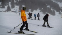 Imagen de Así vive el Cerro Catedral de Bariloche el primer gran día de esquí de la temporada más larga