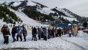 Nieve para pocos en Bariloche: el ente que regula el cerro Catedral asegura que no puede intervenir ante una resolución municipal