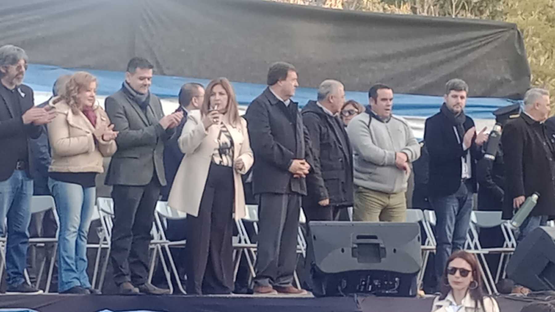 La intendenta de Catriel Daniela Salzotto junto al gobernador Alberto Weretilneck y otros funcionarios. (Gentileza)