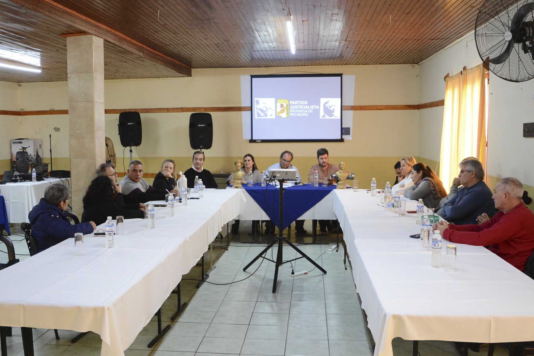 La reunión de ayer en Cervantes, muestra de cercanía entre los sectores que se dividieron para las elecciones provinciales del 2023. (Foto: Andrés Maripe)