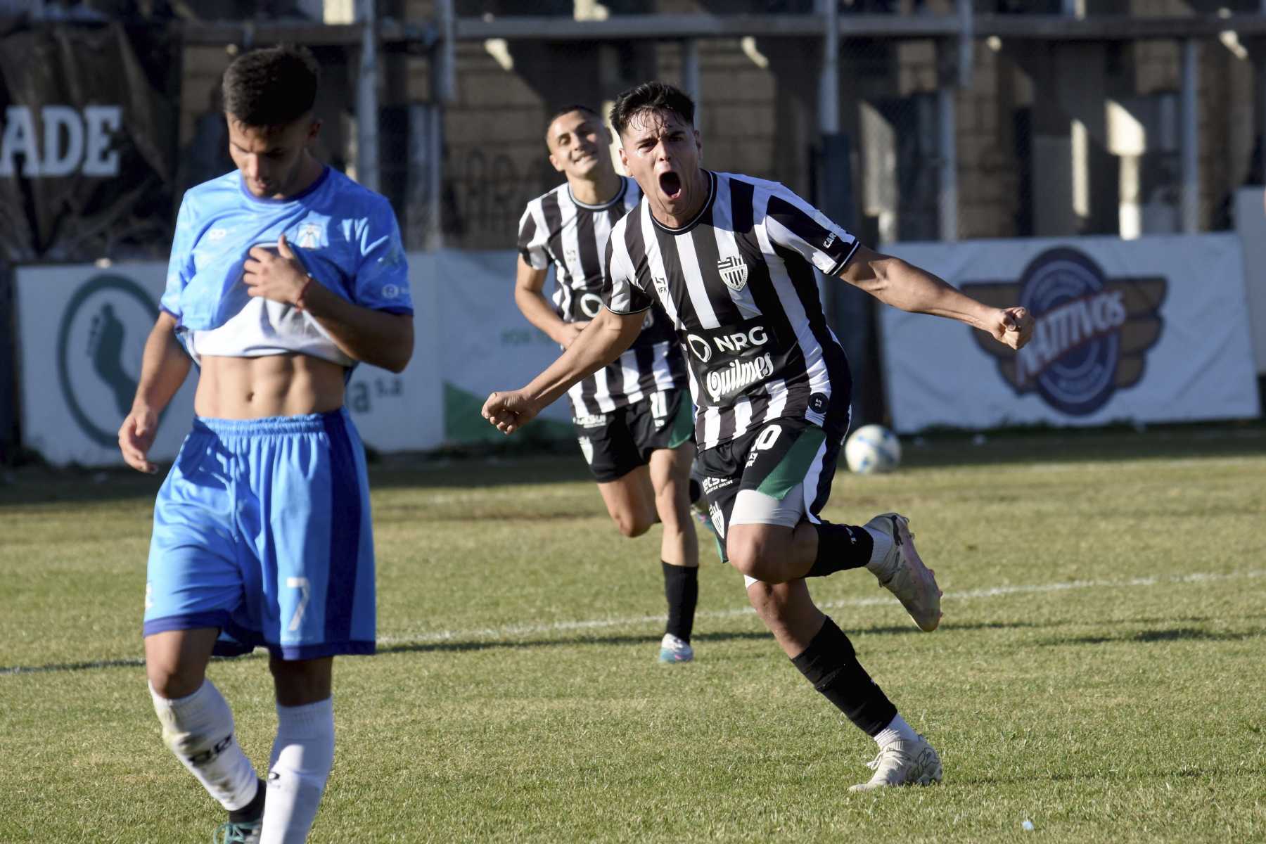 El Pope Díaz metió el gol del triunfo de Cipolletti. (Foto: Matías Subat)