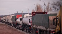 Imagen de Aumentó a 300 el número de camiones varados en Cutral Co por el temporal de nieve en los pasos fronterizos