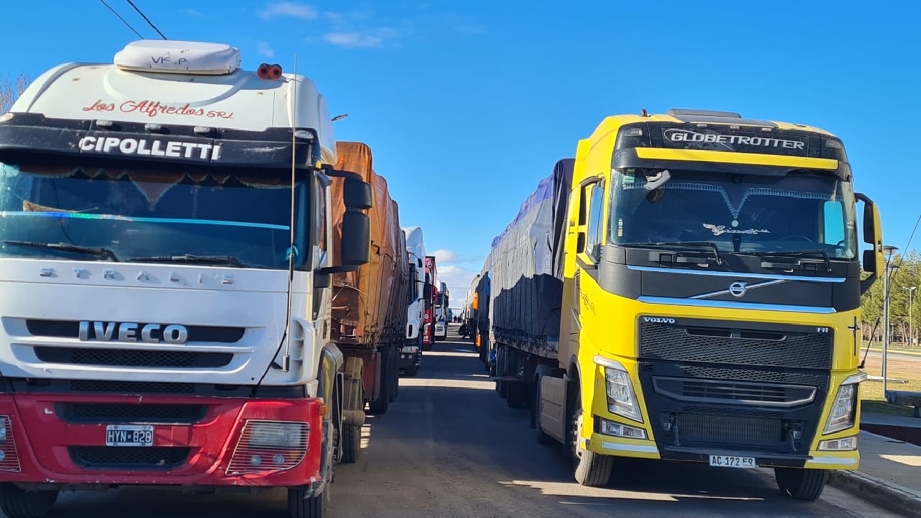 Los choferes hacen fila y aguardan que les habiliten la salida. (Foto: Andrea Vazquez)