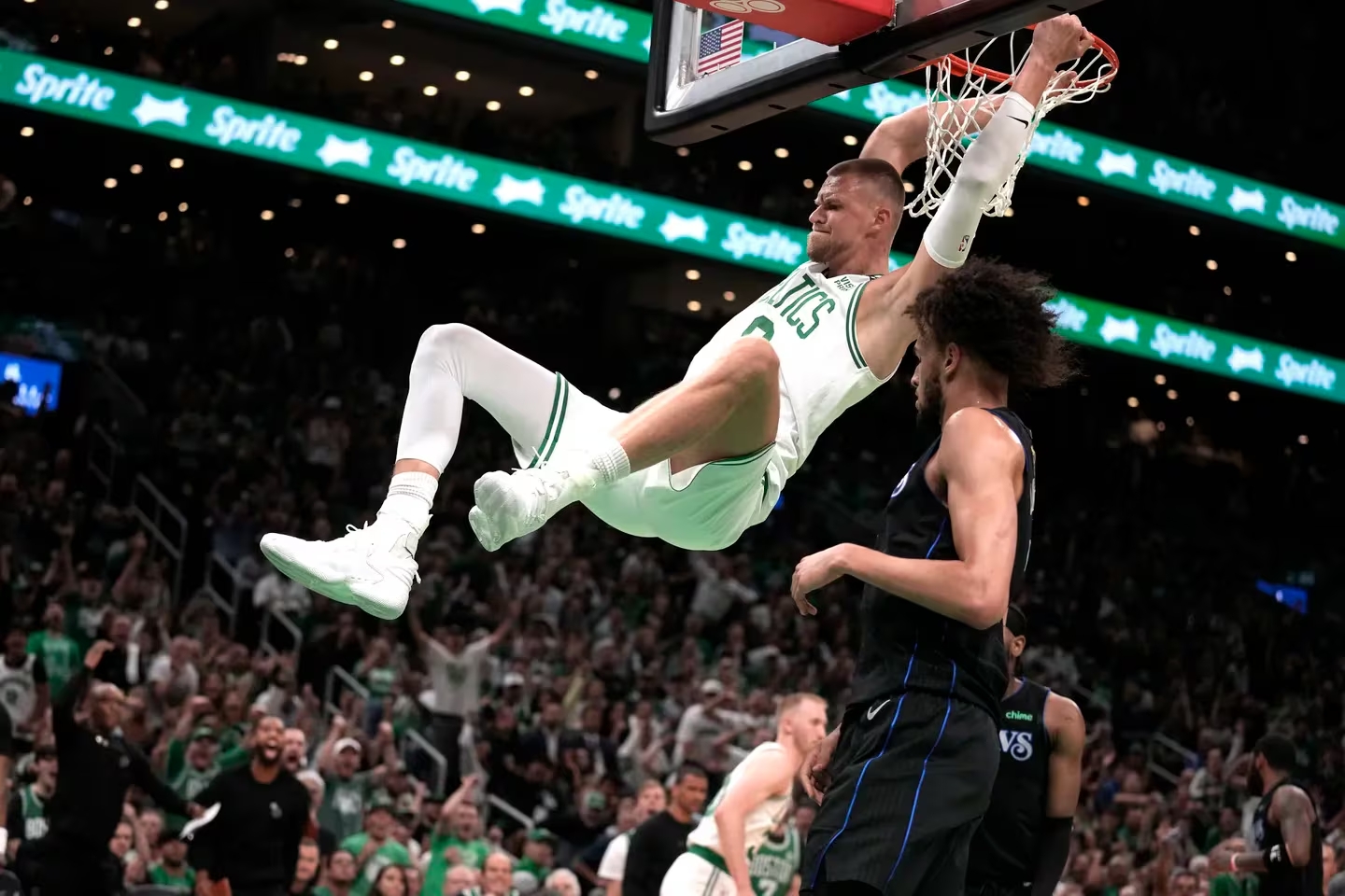 Los Celtics se quedaron con el primer juego de las Finales de la NBA. (AP Foto/Charles Krupa)