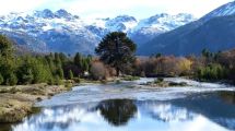 Imagen de Conocé Villa Pehuenia, la aldea de montaña cubierta de nieve que invita a desconectarse