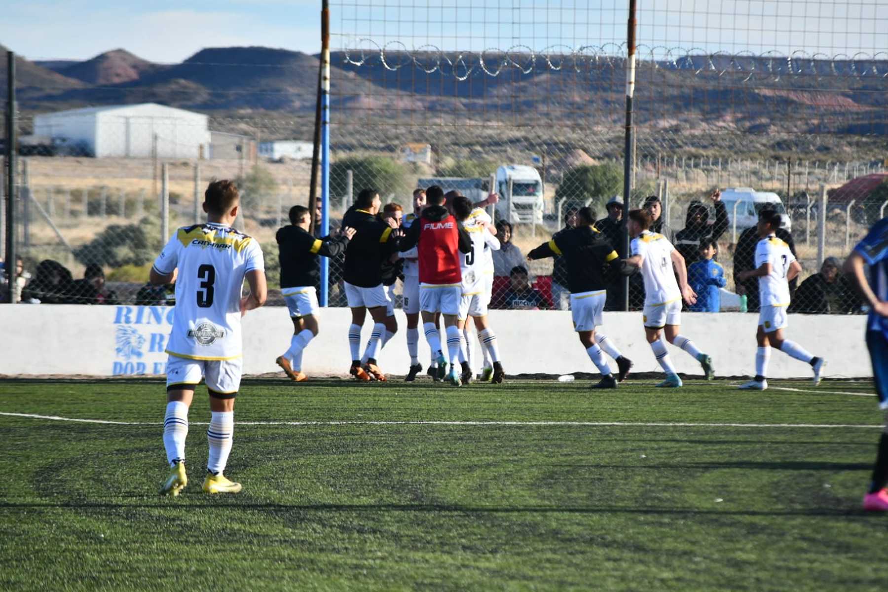 El plantel de Olimpo festejando el gol Ivo Di Buo que le dio el triunfo ante Deportivo Rincón.