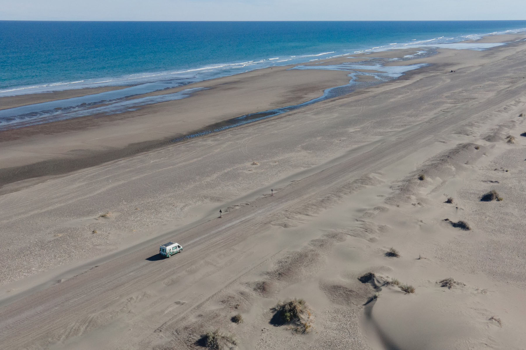 El motorhome de Guido en el impresionante Camino de la Costa en Río Negro, uno de los lugares que más lo impactó. Fotos:@gui10road