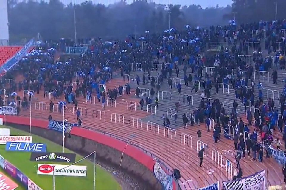 La barrabrava de Godoy Cruz provocó incidente en el encuentro ante San Lorenzo. 