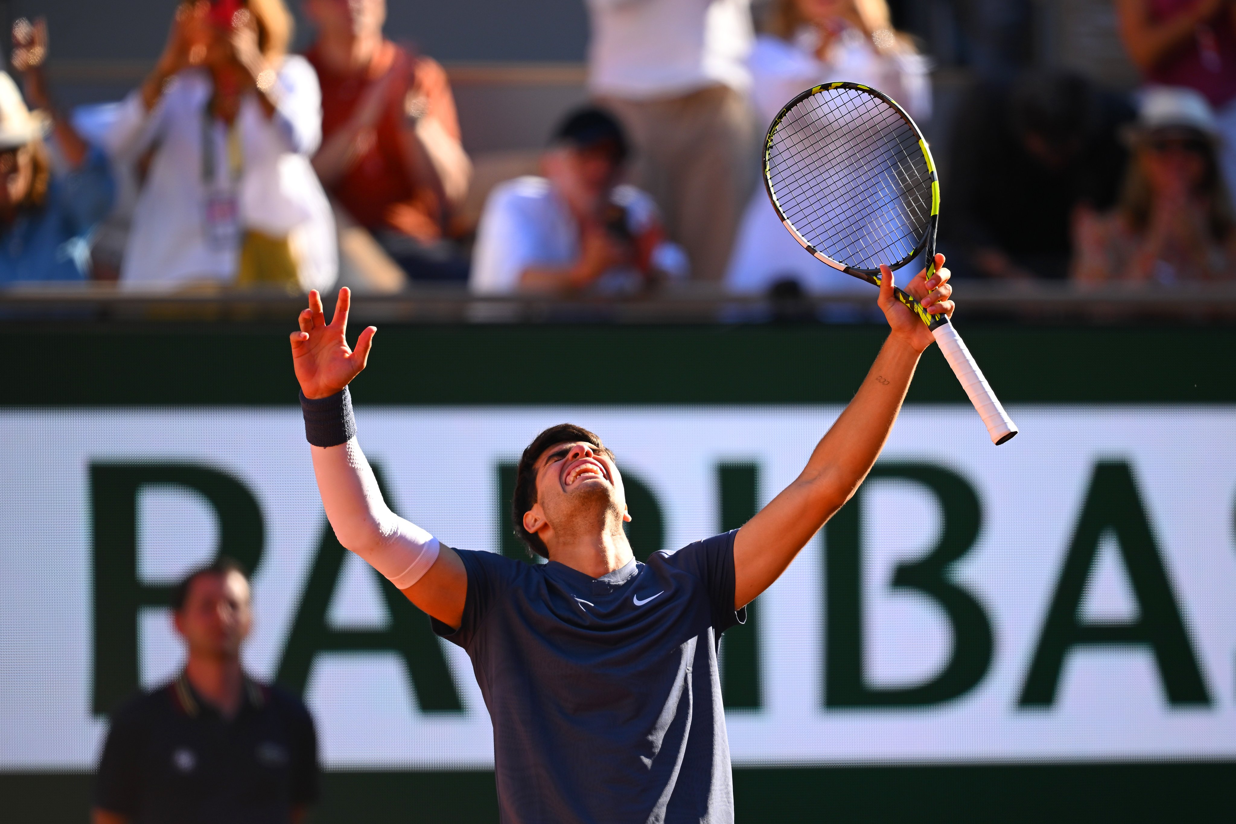 Con 21 años, Carlos Alcaraz se convirtió en el tenista más joven en llegar a finales de Grand Slam en las tres superficies. 