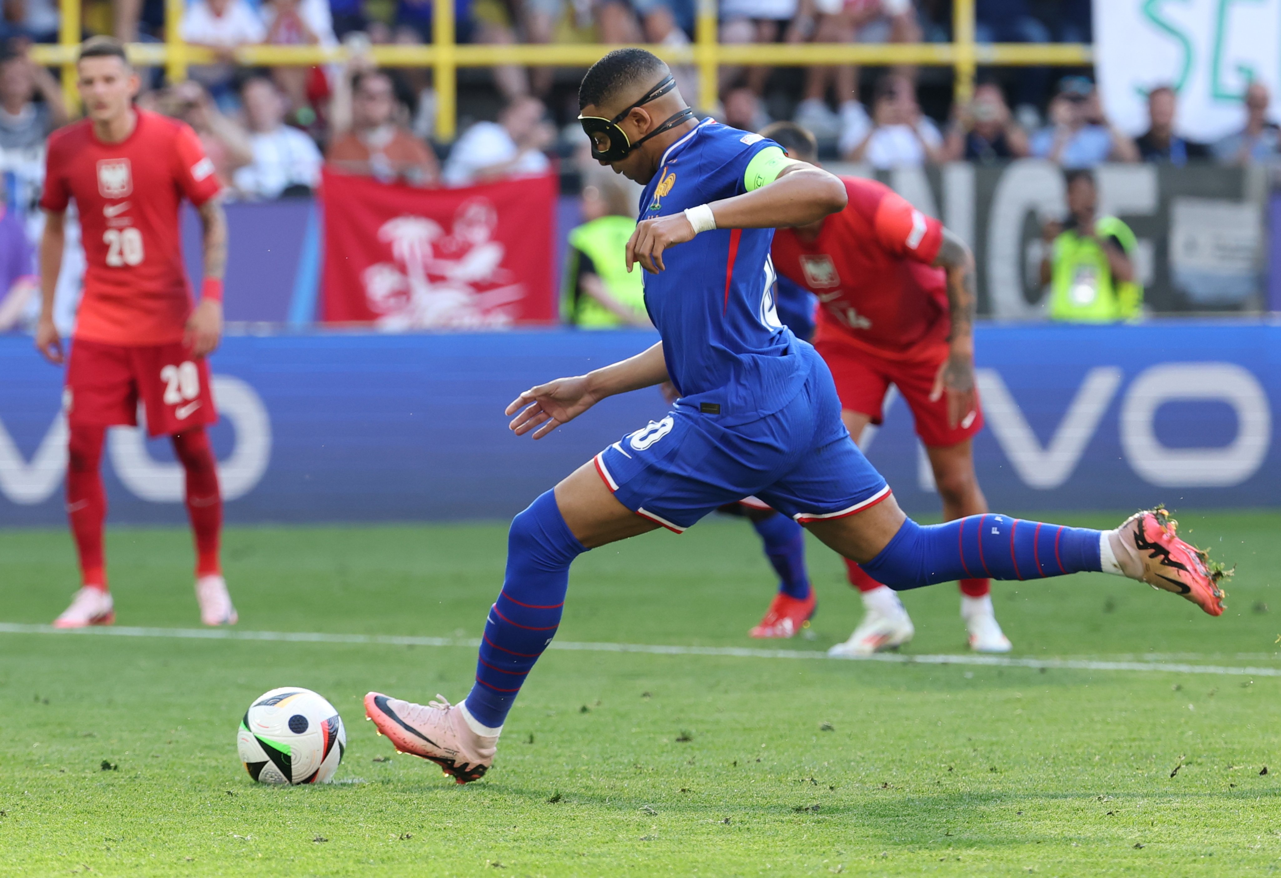 Mbappé, de penal anotó su primer gol en la Eurocopa. en el empate de Francia ante Polonia.