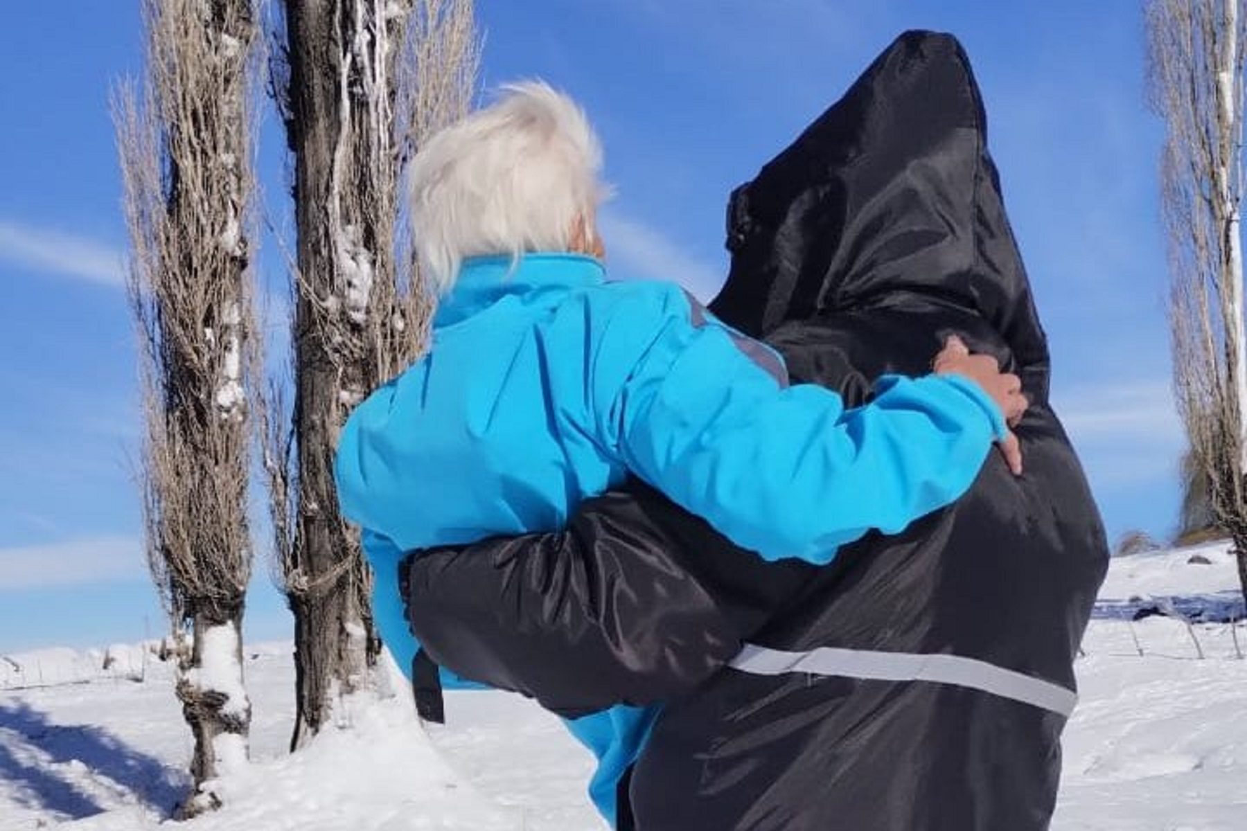 El rescate en helicóptero de dos adultos mayores en el norte neuquino, varados por la nieve. Crédito Nicolás Fuentes