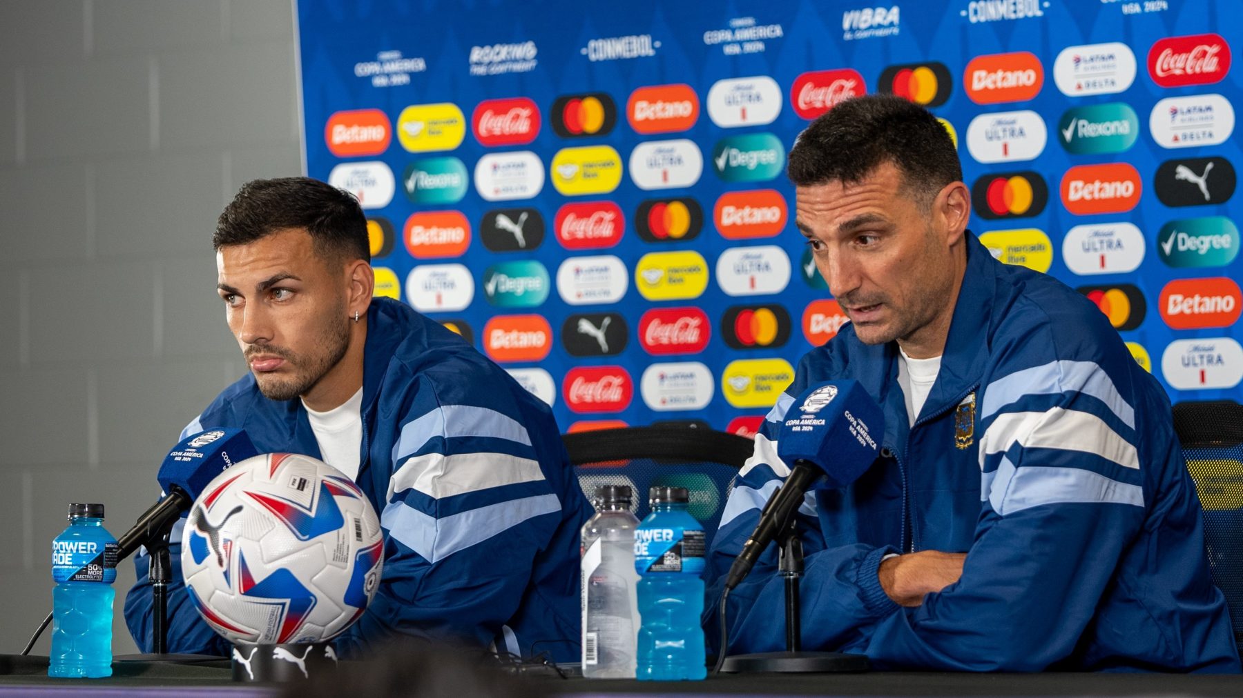 Scaloni dio la conferencia de prensa antes del debut junto con Paredes. (Foto: @Argentina)