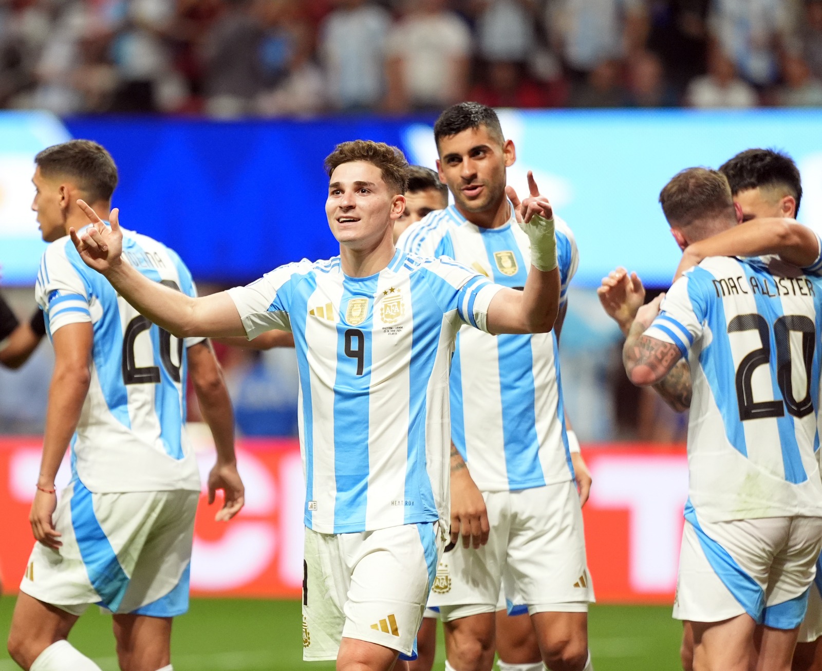 Argentina ganó el debut ante Canadá con un gol de Julián Álvarez y una gran actuación de Cuty Romero.