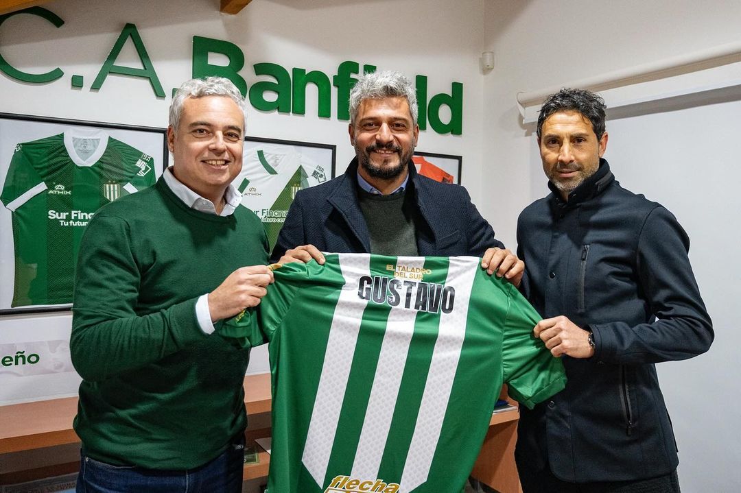 Gustavo Munúa junto al presidente, Eduardo Spinosa, y a Cristián Lucchetti, nuevo director deportivo del Taladro.