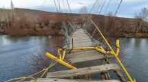 Imagen de El temporal de viento destrozó la pasarela de Huarenchenque: «Más de 30 años pidiendo un puente»