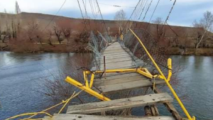 El temporal de viento destrozó la pasarela de Huarenchenque «más de 30 años pidiendo un puente»
