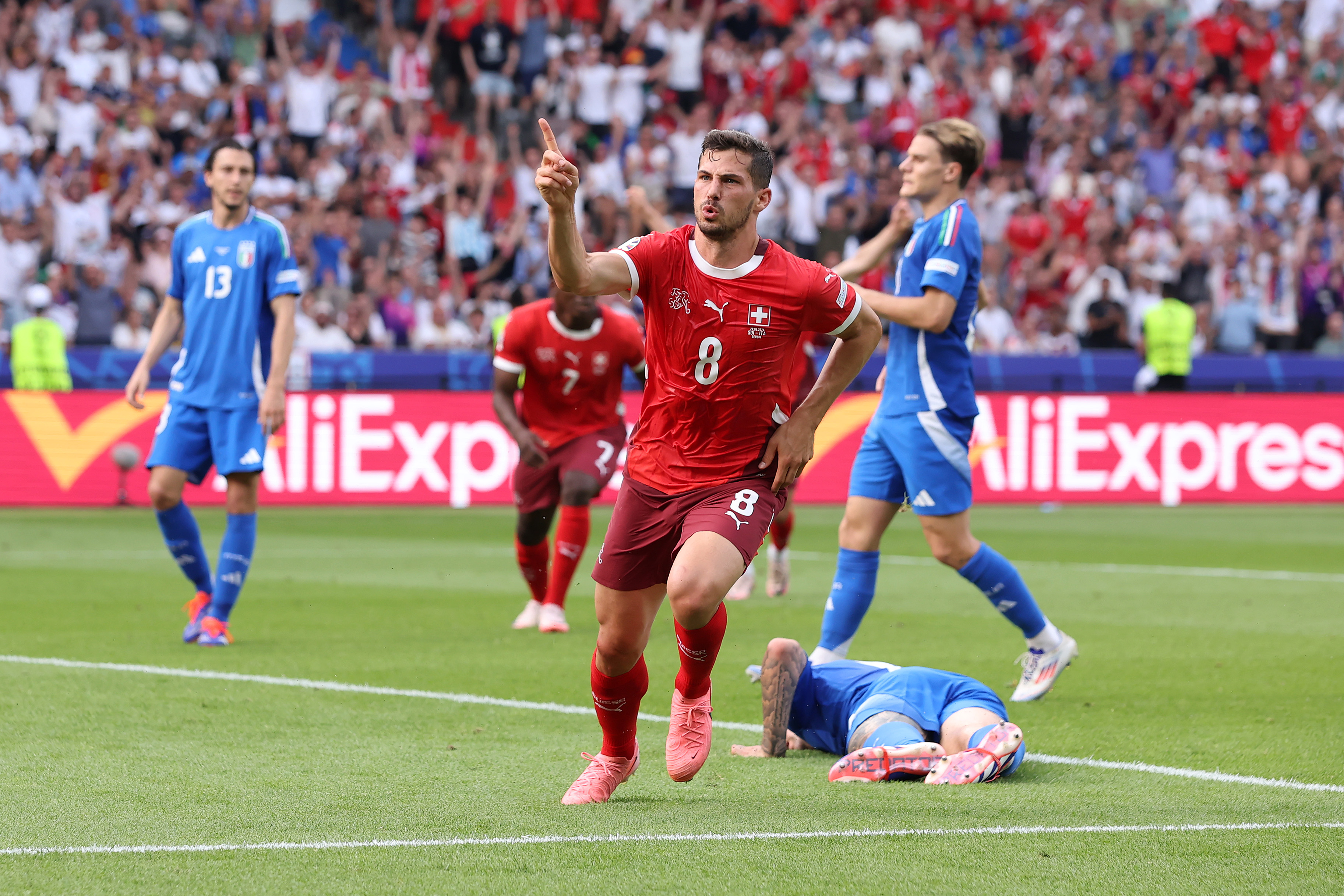Remo Freuler marcó el primer gol de Suiza, que le ganó a Italia 2-0 y avanzó a cuartos de final.