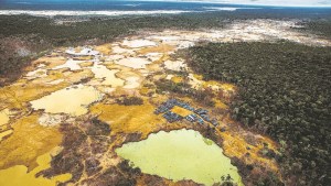 La insaciable demanda mundial por el oro devasta la Amazonía en Perú
