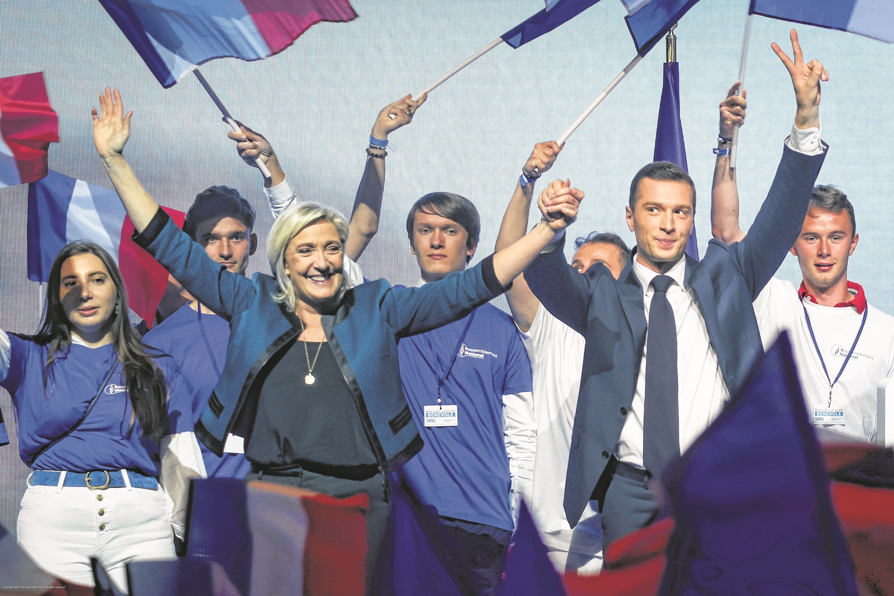 La líder del partido francés de ultraderecha Agrupación Nacional, Marine Le Pen, a la izquierda, y el candidato principal del partido para las próximas elecciones europeas, Jordan Bardella asisten a un acto político el domingo 2 de junio de 2024 en París. (AP Foto/Thomas Padilla)