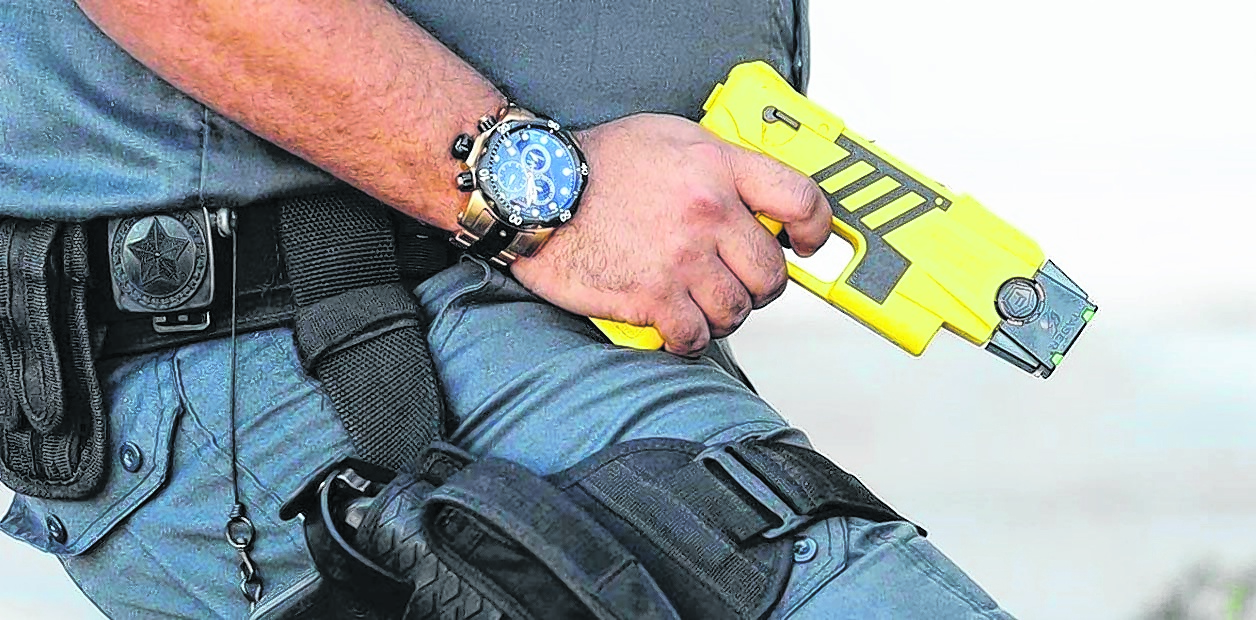 Las pistolas Taser, una de las armas no letales más usadas en las fuerzas de seguridad.