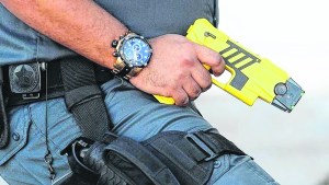 Armas no letales: alerta en los gremios porque el gobierno de Weretilneck analiza el uso de Taser y Byrnas