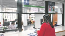 Imagen de Rechazan amparo de una docente por descuentos masivos en su salario: dijo que lo hizo por la crisis económica