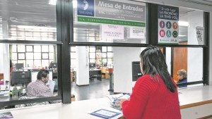 Rechazan amparo de una docente por descuentos masivos en su salario: dijo que lo hizo por la crisis económica