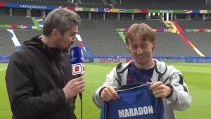 Eurocopa: Modric se emocionó al recibir de regalo una camiseta de Maradona