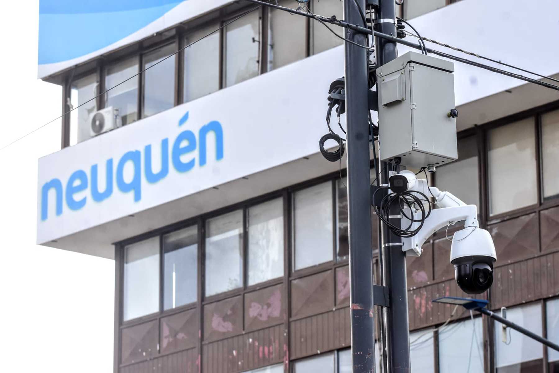 Ya se instalaron 120 cámaras fotomultas en la ciudad de Neuquén (foto Cecilia Maletti)