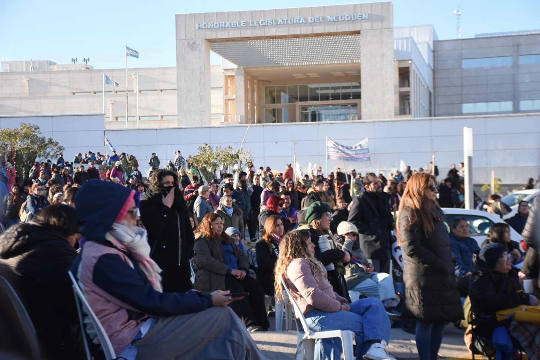 El sindicato docente ATEN siguió las instancias de la votación fuera del recinto. Foto Matías Subat.