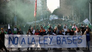 En imágenes, así fueron las marchas contra la Ley Bases en Neuquén, Bariloche, Viedma y Roca