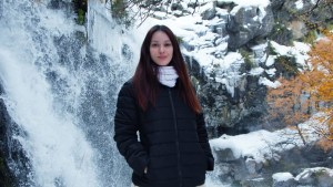 Katy, de Andacollo a Manzano Amargo para descubrir las cascadas entre la nieve en el norte neuquino: «Vengan a ver esto»