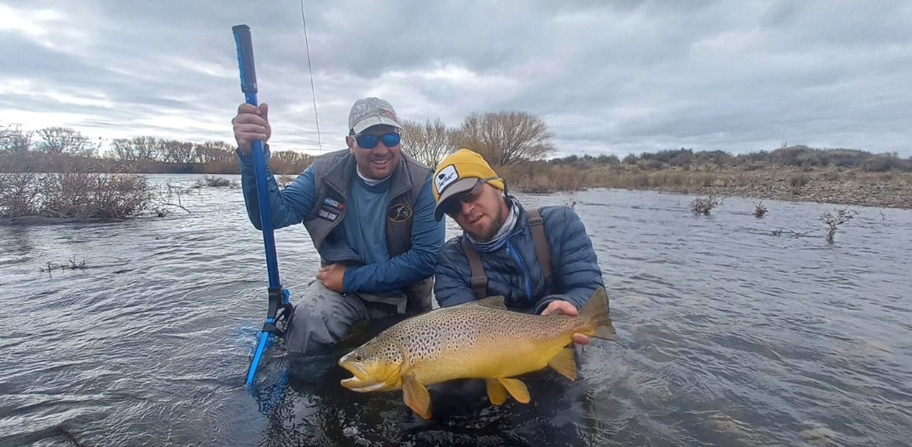 Diego Rodríguez y Pablo Oscar Blasco en el Limay Medio, con una de las hermosas truchas que pescaron y devolvieron. 