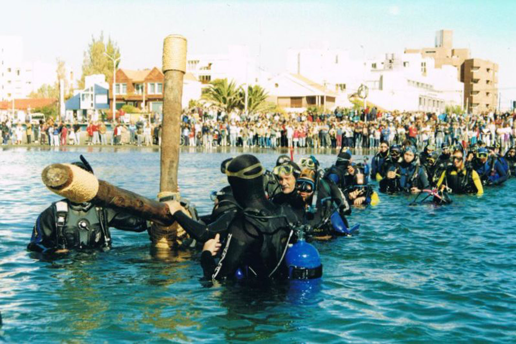 El primer Vía Crucis Submarino marcó un hito para el turismo que se realiza en Puerto Madryn. Desde entonces la ceremonia se realiza cada año, en Semana Santa