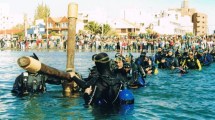 Imagen de El día que Madryn hizo un «cásting» de curas: así nació el Vía Crucis bajo el mar que autorizó el Papa, cuando era arzobispo