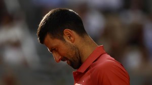 Es oficial: Djokovic abandonó el Roland Garros por una lesión y Sinner será el nuevo N°1