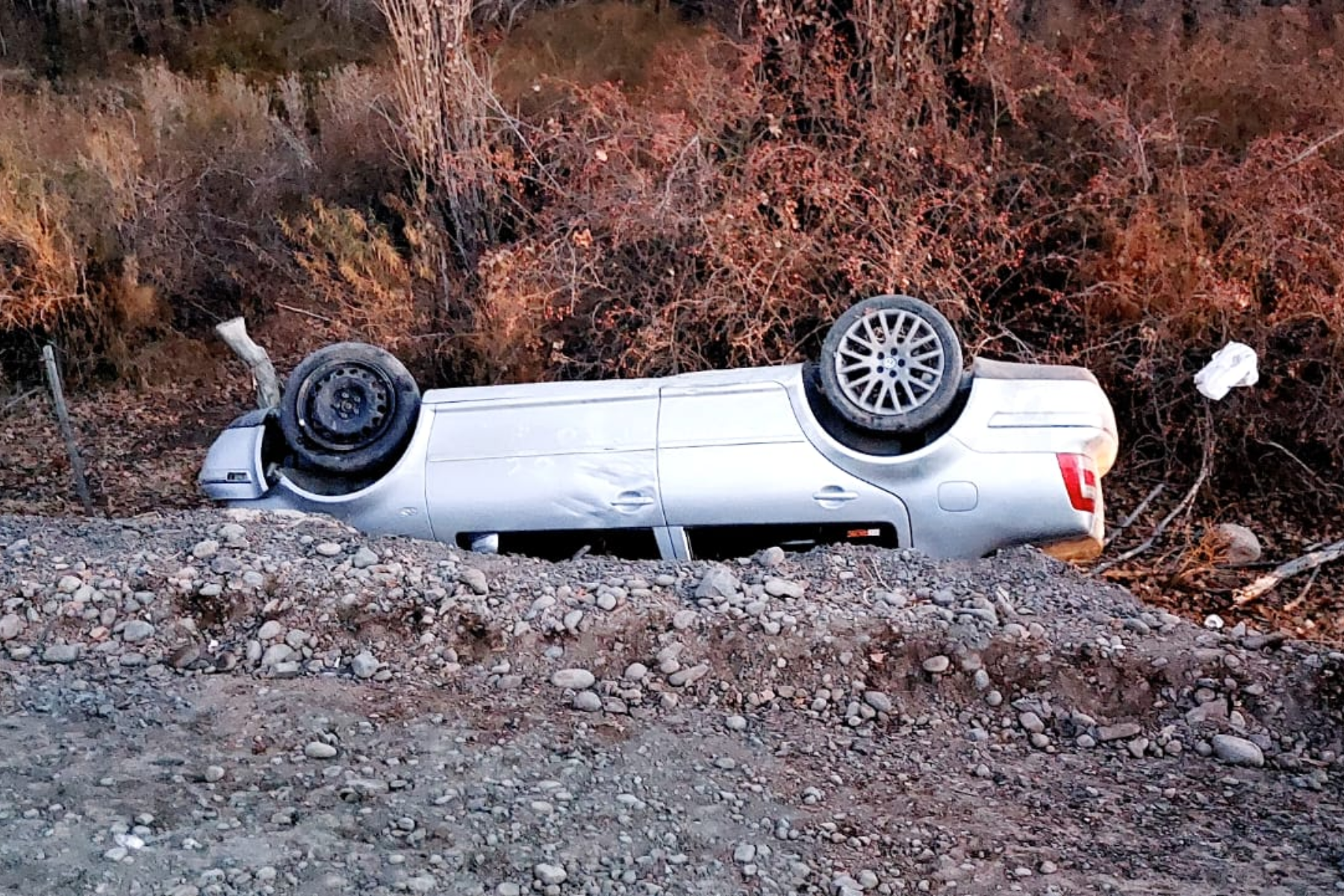 El automóvil dio un tumbo y no hubo heridos. Foto: gentileza