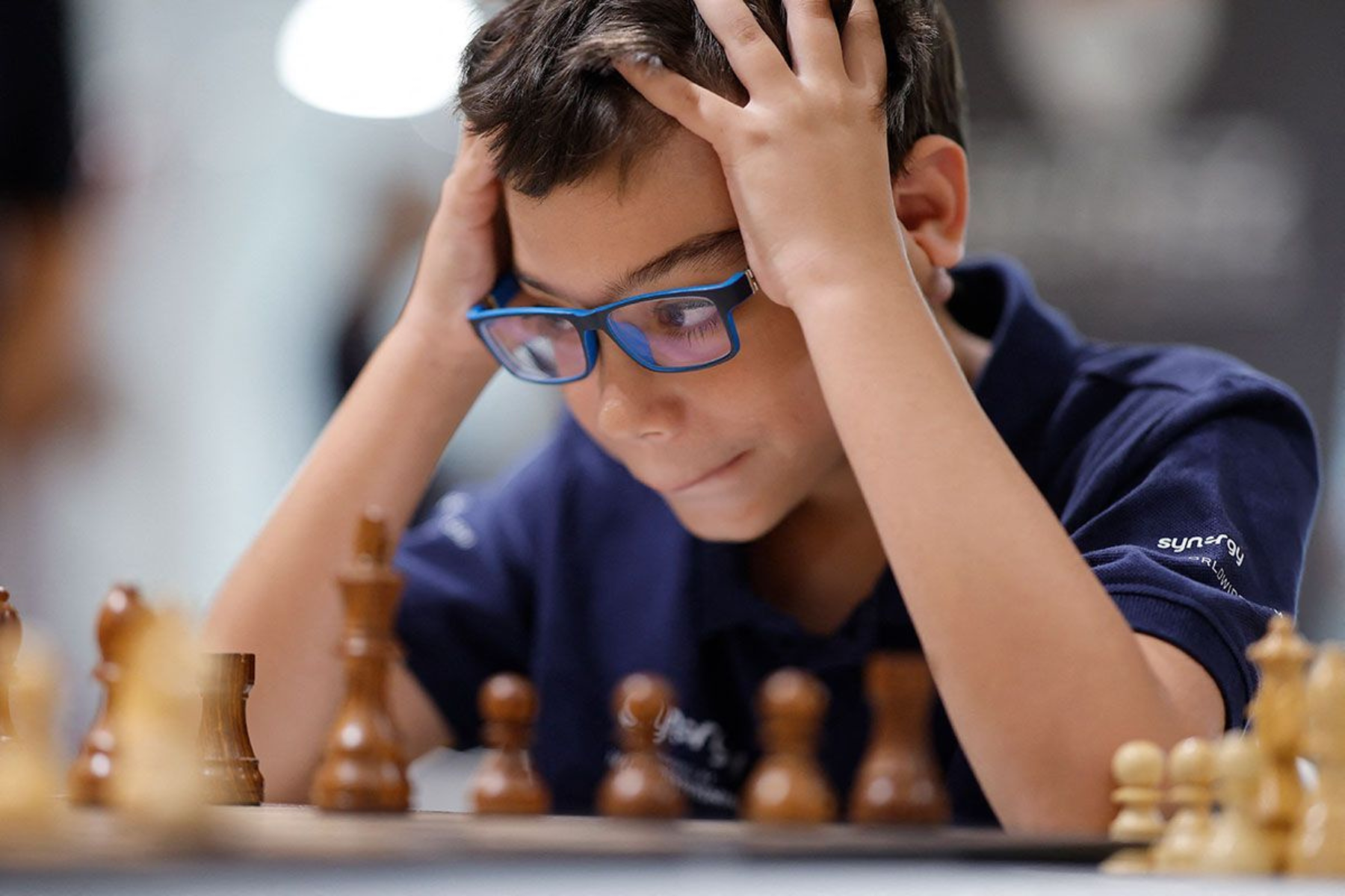 Faustino Oro, el prodigio argentino de 10 años, se convirtió en el maestro internacional de ajedrez más joven de la historia, superando récords y dejando su huella en el mundo del ajedrez.