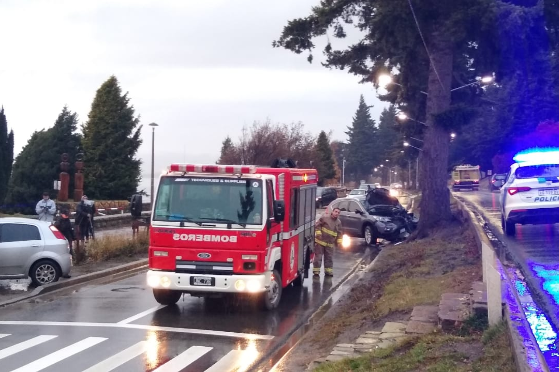 Los vehículos involucrados en el choque en Bariloche, con uno de ellos impactando contra un árbol y el otro sobre la vereda.
