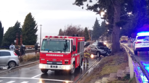 Desvíos en el tránsito de Bariloche: dos autos chocaron en medio de intensas lluvias