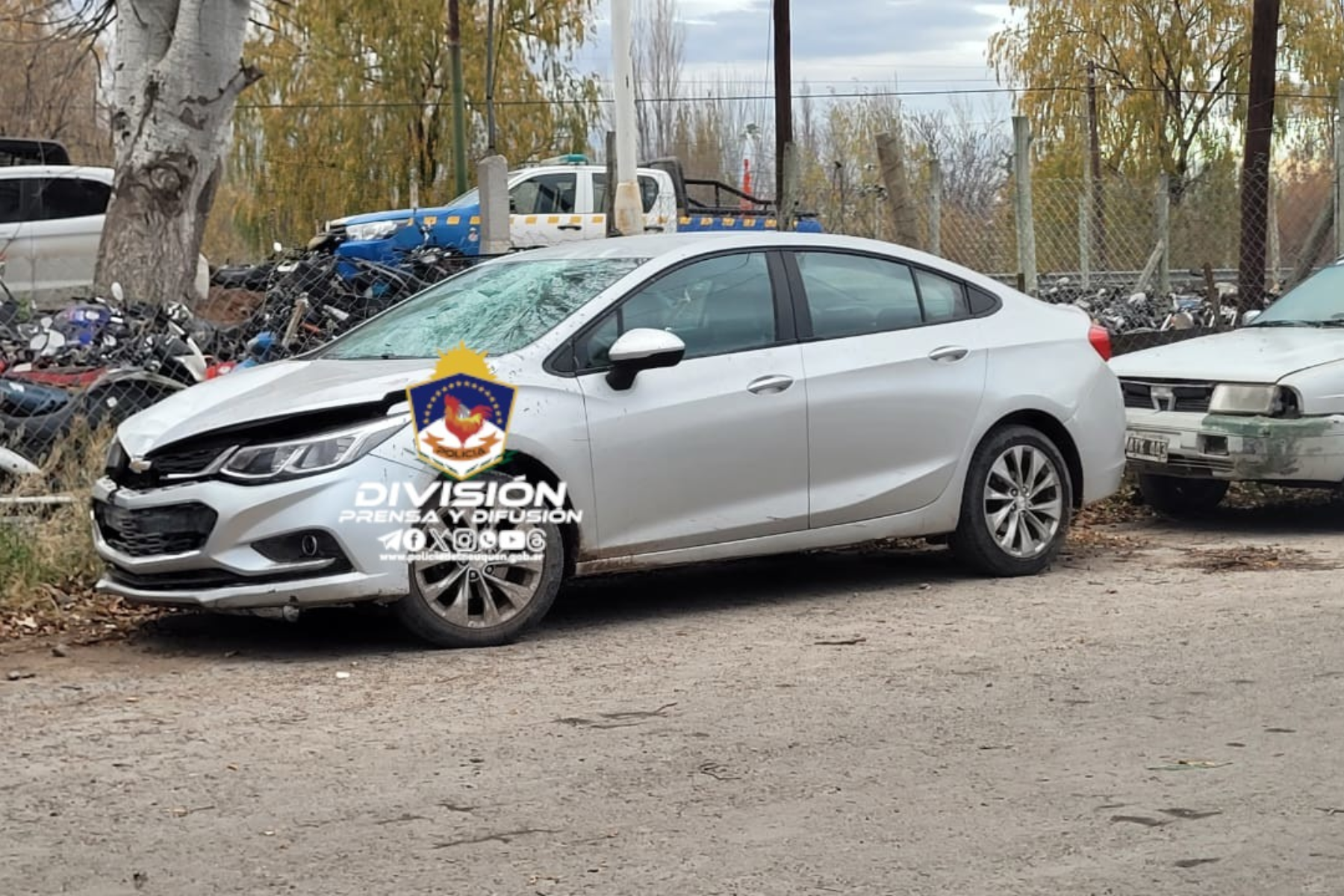 El Chevrolet Cruze que atropelló al hombre de 37 años en Centenario presenta daños significativos. Foto Policía de Neuquén.