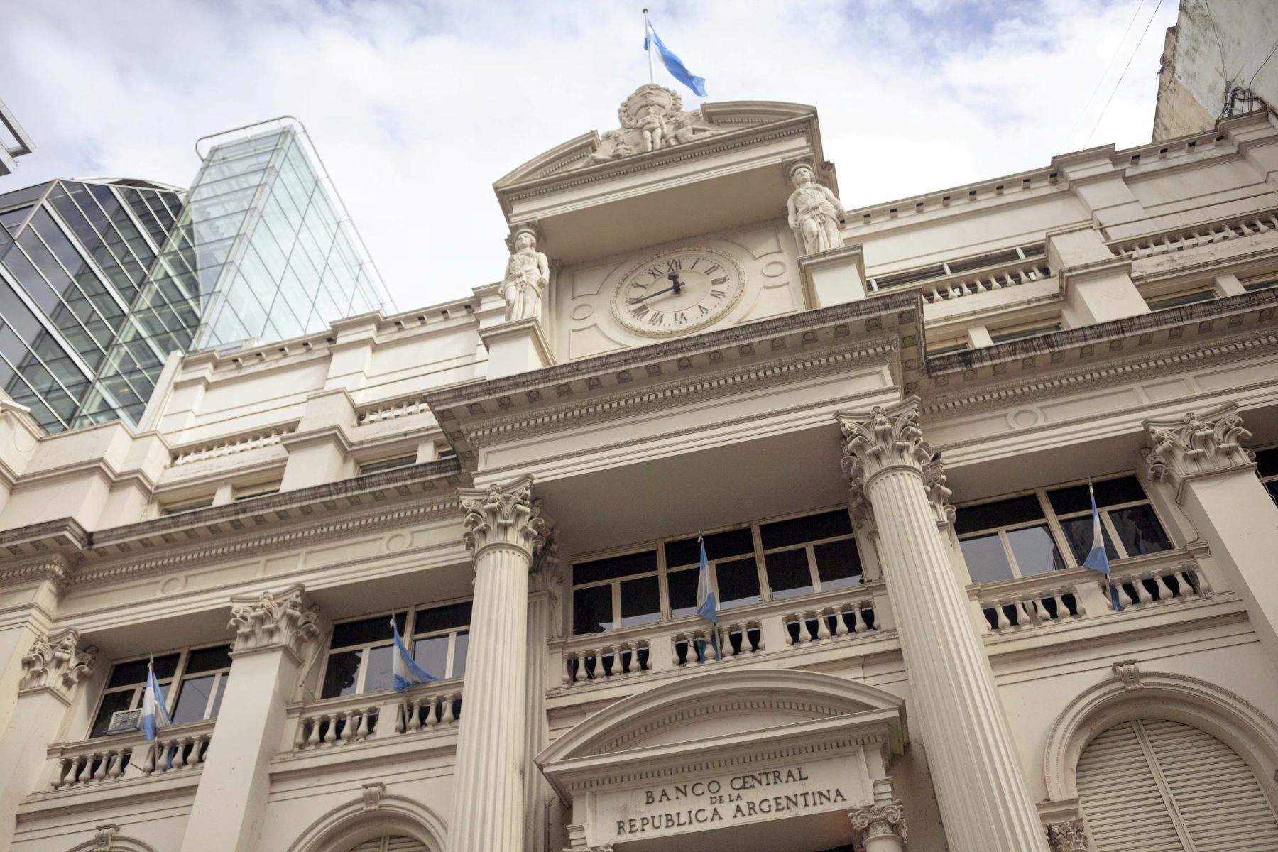 La decisión del Banco Central sobre las tasas de interés.- 