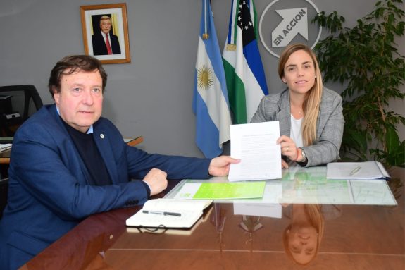 María Emilia Soria recibió en su despacho municipal en Roca al gobernador Alberto Weretilneck. Foto: Gentileza