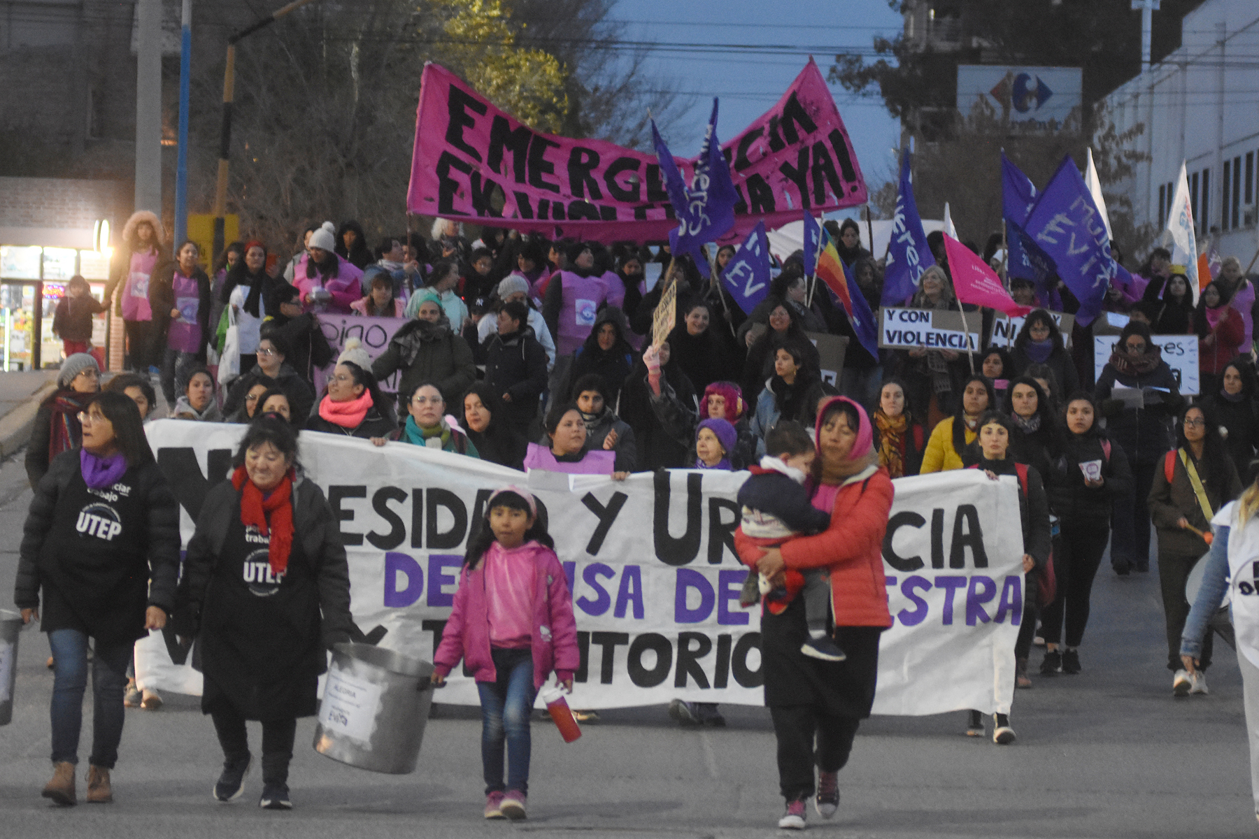 Masivas movilizaciones coparon las calles de la región este 3 de junio. Así se vivió en Roca. Foto: Juan Thomes